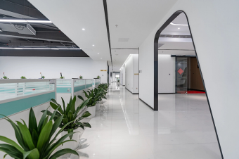 辦公室裝修中的“隔斷設(shè)計(jì)”技巧：用靈活隔斷